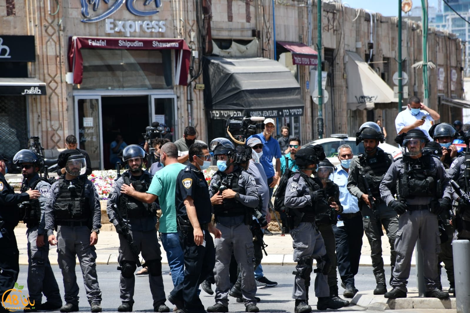 فيديو: انطلاق مسيرة غاضبة بعد صلاة الجمعة تنديداً بتدنيس مقبرة الاسعاف بيافا